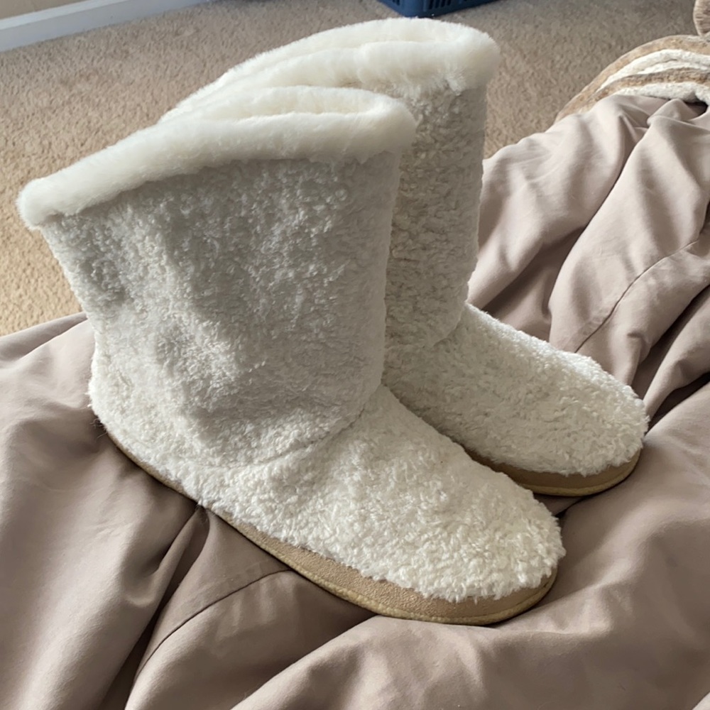 Brand New Toms Slippers Size 8, never worn.